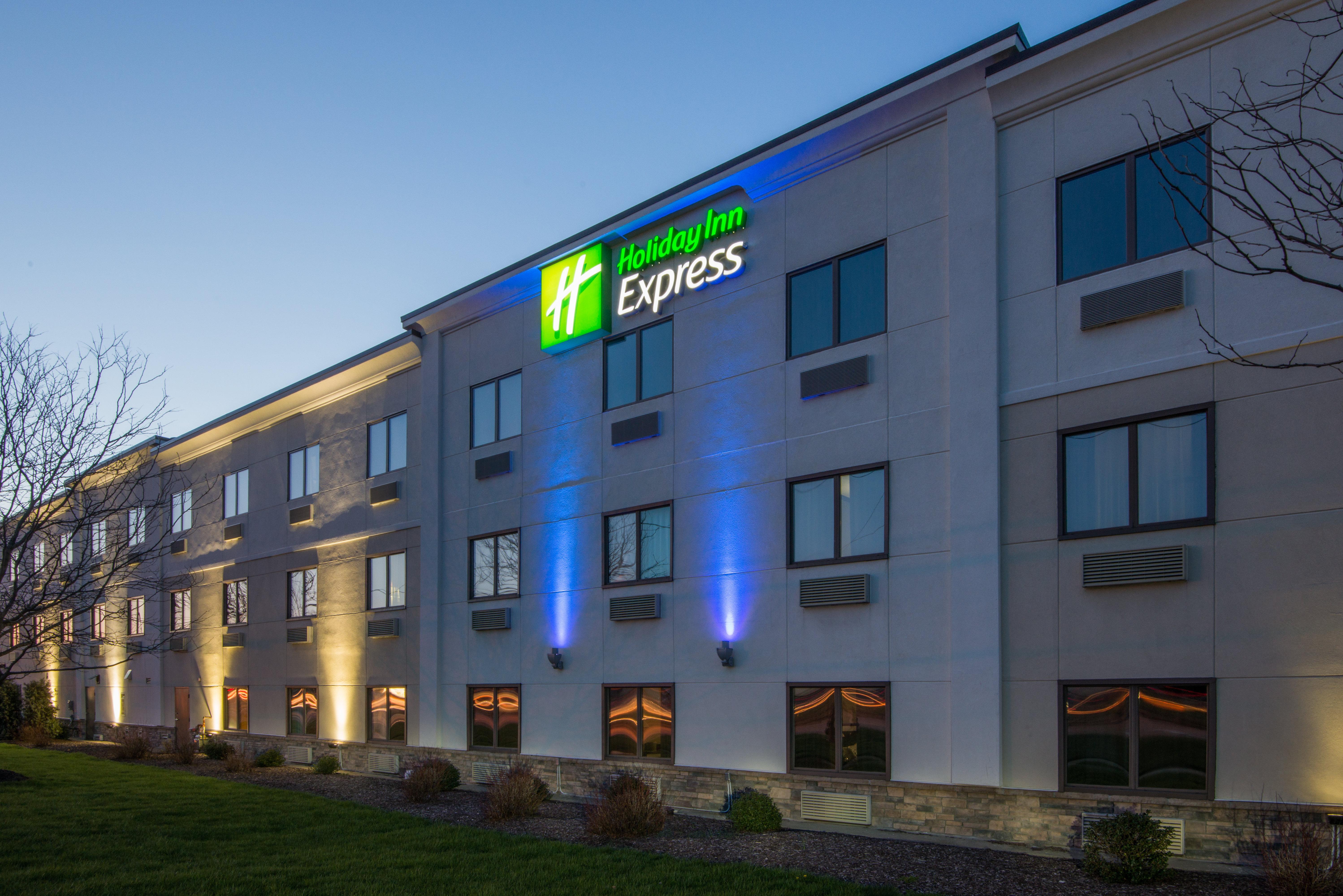 Holiday Inn Express Cleveland Airport - Brook Park By Ihg Exterior foto