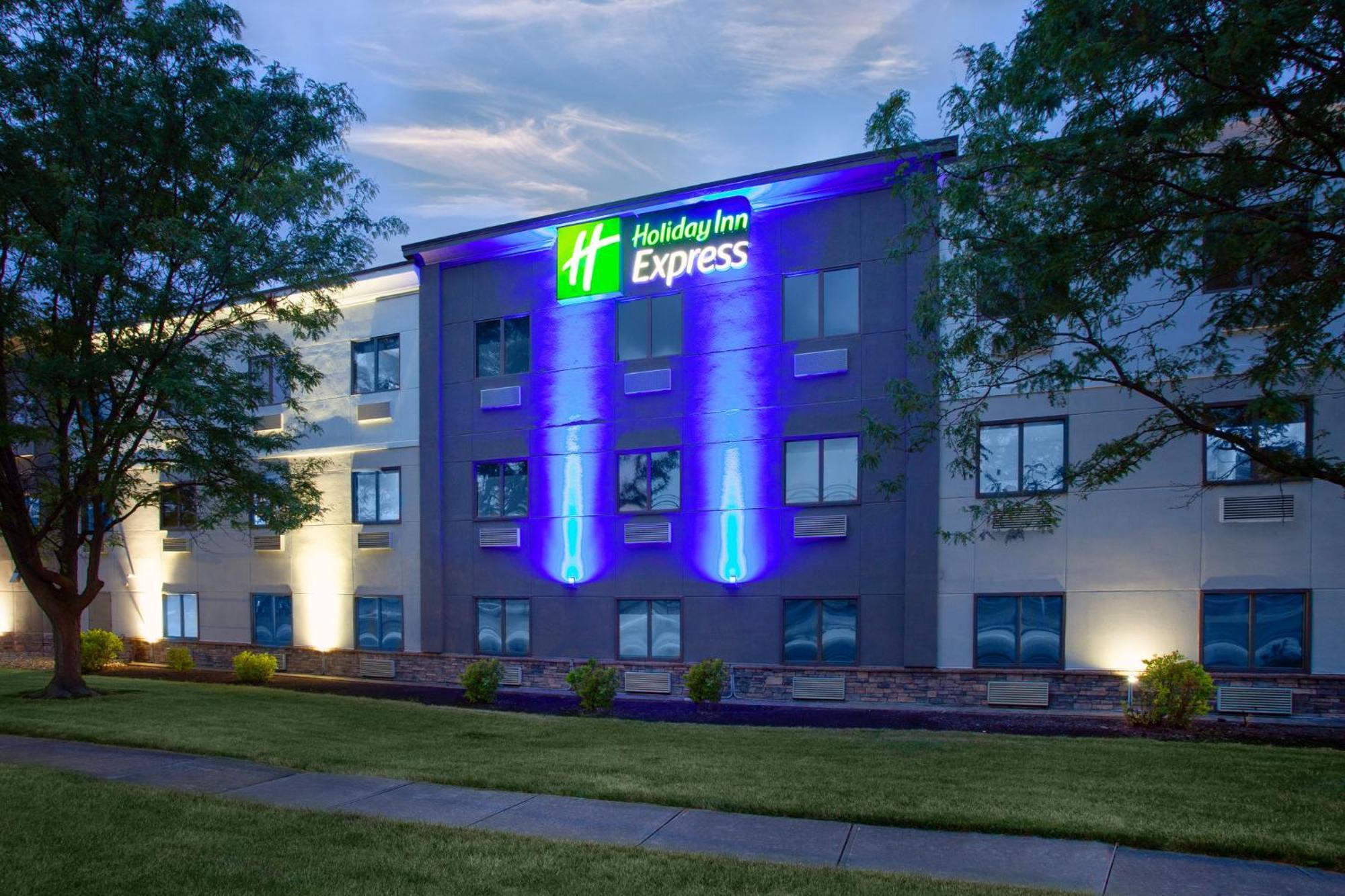 Holiday Inn Express Cleveland Airport - Brook Park By Ihg Exterior foto