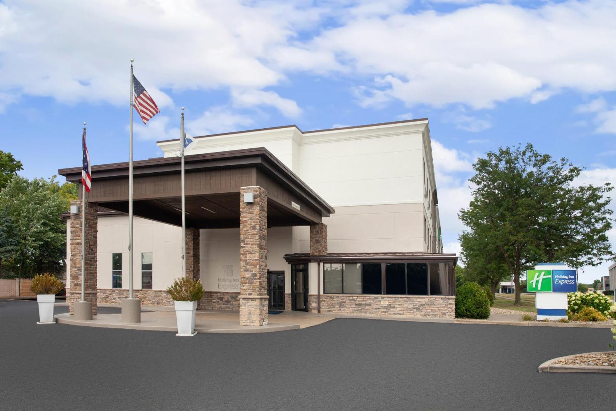 Holiday Inn Express Cleveland Airport - Brook Park By Ihg Exterior foto