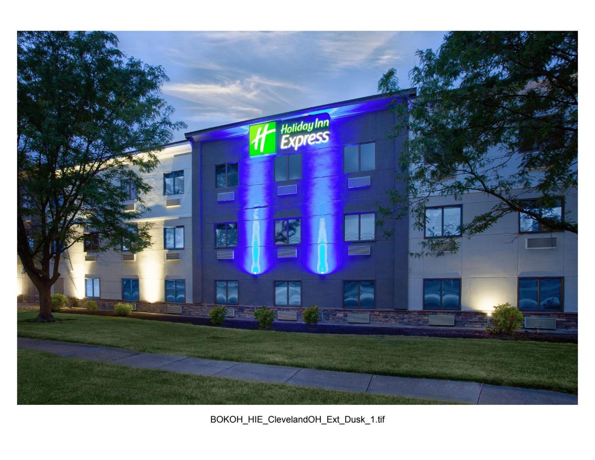 Holiday Inn Express Cleveland Airport - Brook Park By Ihg Exterior foto